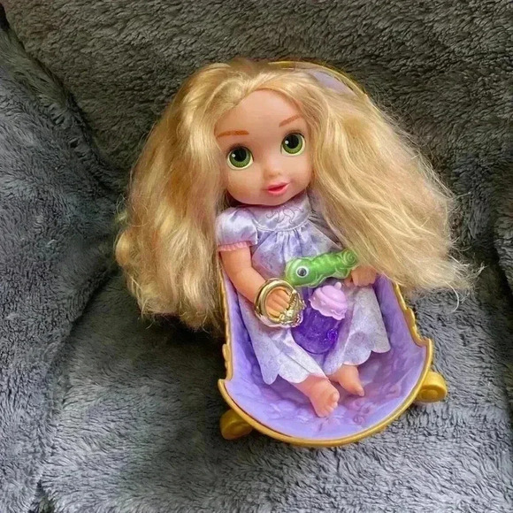 Disney Princess Royal  Rapunzel Cradle
Set Toys R Us Exclusive Complete - Picture 3 of 16